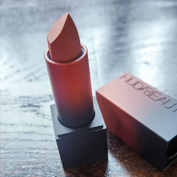 Huda Beauty Power Bullet Matte Lipstick in Game Night - Picture 3 of 5